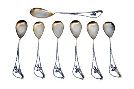 Conjunto de seis colheres de café e pá de açúcar em prata com cabos torcidos e aplicações de flores nos cabos.